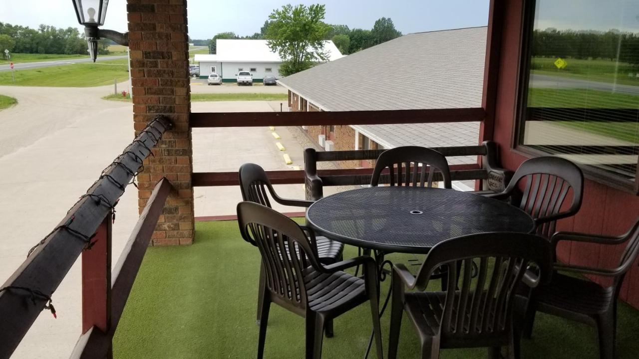 Park River Alexander House Motel מראה חיצוני תמונה